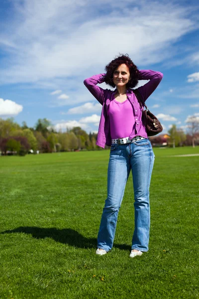 Ung kvinna i en park — Stockfoto
