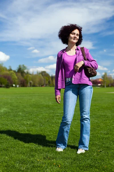 Jonge vrouw in een park — Stockfoto