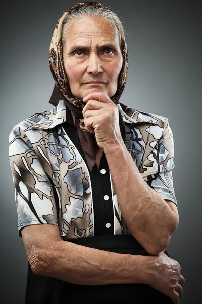 Пожилая женщина с платком — стоковое фото