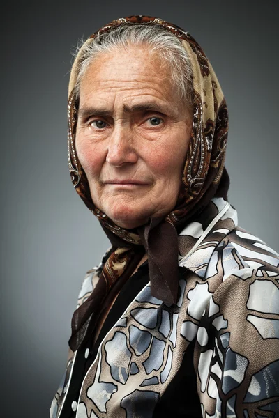 Ältere Frau mit Halstuch — Stockfoto