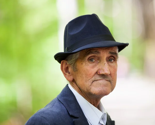 Oude man met hoed buiten — Stockfoto
