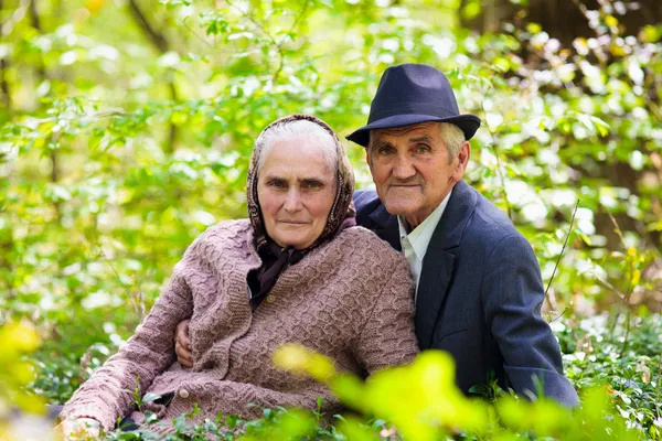 Idősebb pár pihentető kültéri — Stock Fotó