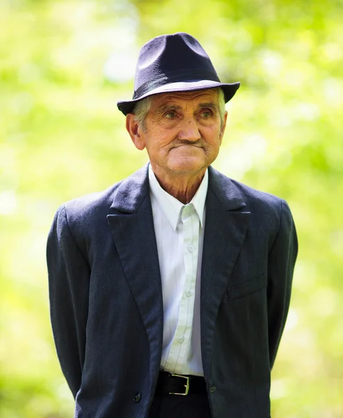 Hombre mayor caminando en el bosque — Foto de Stock