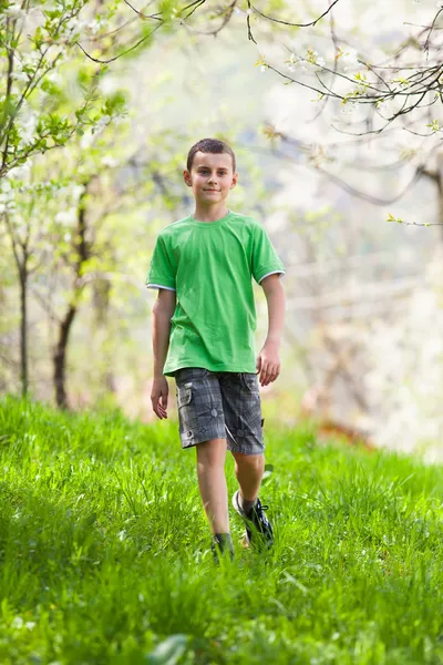 Хлопчик ходьба відкритий — стокове фото