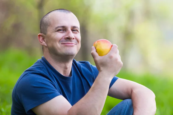 Mężczyzna jedzenie zewnątrz jabłko — Zdjęcie stockowe