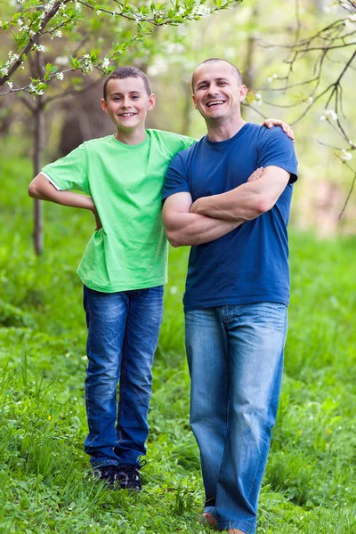Счастливые отец и сын — стоковое фото