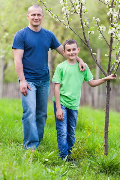 Padre e hijo al aire libre —  Fotos de Stock