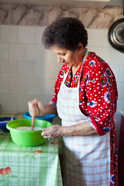 Ηλικιωμένη γυναίκα στην κουζίνα. — Φωτογραφία Αρχείου