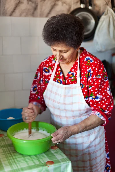 Senior vrouw in de keuken — Stockfoto