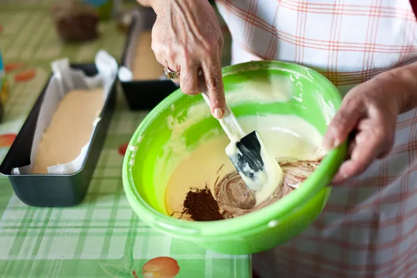 Senior női kéz keverés kakaós krém spatula — Stock Fotó