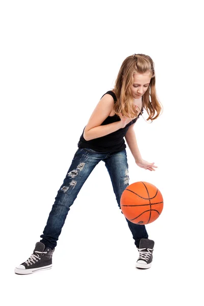 Mädchen spielt Basketball — Stockfoto