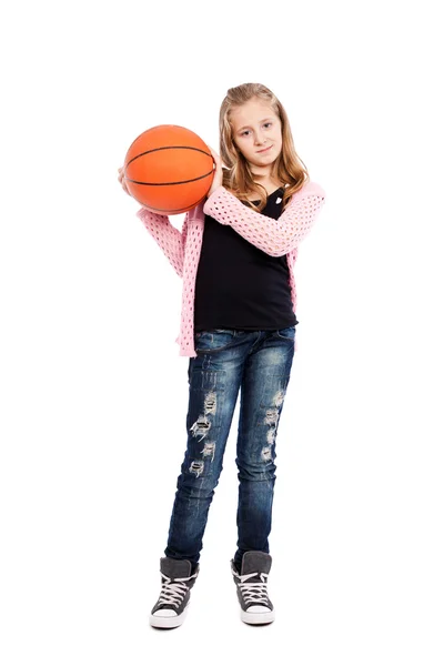 Девушка играет в баскетбол — стоковое фото