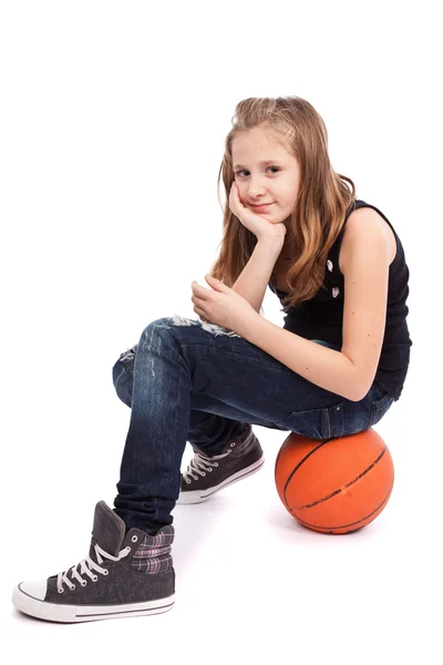 Dziewczyna z koszem piłka — Zdjęcie stockowe