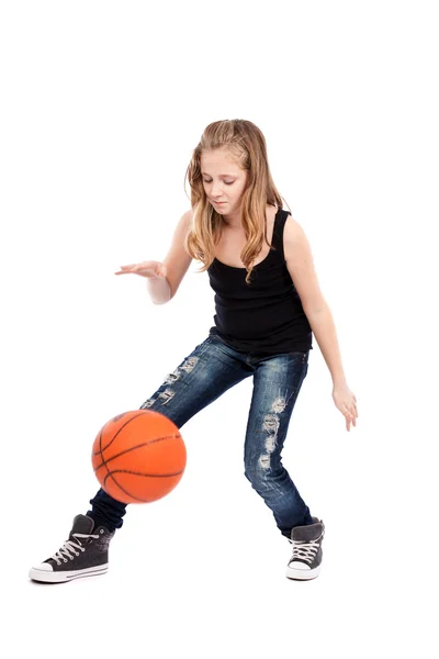 Menina jogar basquete — Fotografia de Stock
