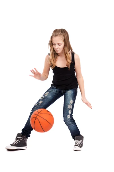 Mädchen spielt Basketball — Stockfoto