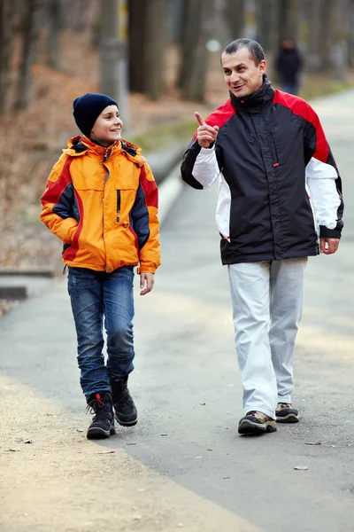 Pai e filho andando no parque — Fotografia de Stock