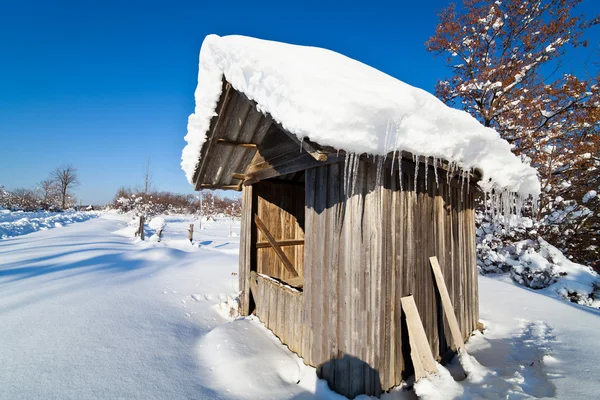 Cabaña de madera en invierno — Foto de Stock