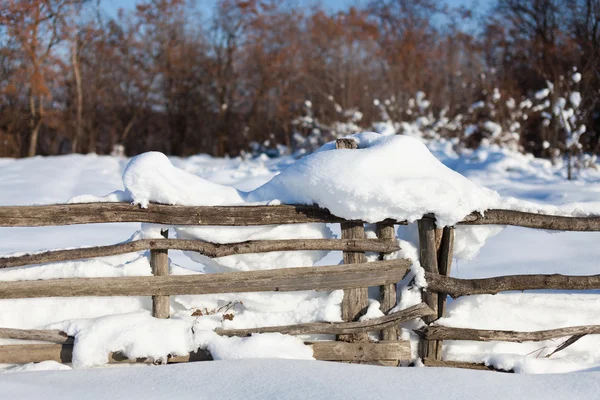 Забор, покрытый снегом — стоковое фото