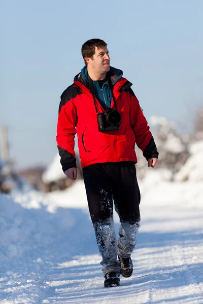 Турист с камерой зимой — стоковое фото