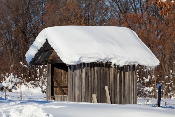Cabaña de madera en invierno — Foto de Stock