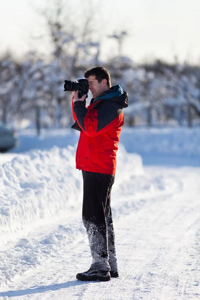 Турист з фотоапаратом взимку — стокове фото