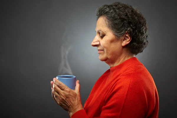 Sıcak bir bardak çay ile üst düzey kadın — Stok fotoğraf