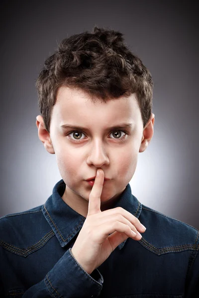 Αγόρι πραγματοποίηση σιωπή σημάδι — Φωτογραφία Αρχείου