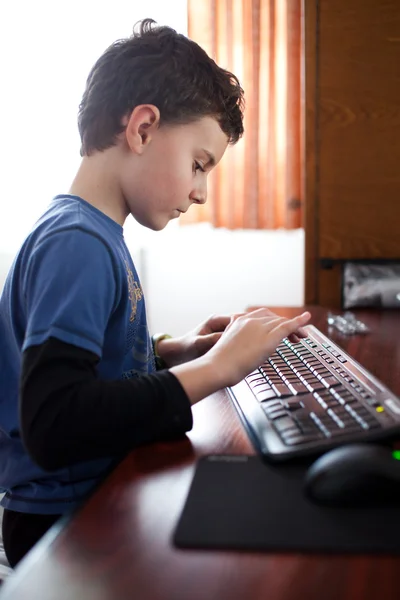 Chłopiec wpisując na klawiaturze — Zdjęcie stockowe