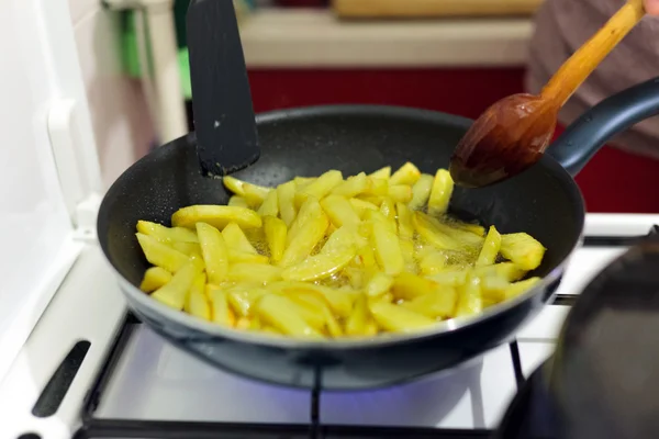 Franse frietjes voorbereiding — Stockfoto