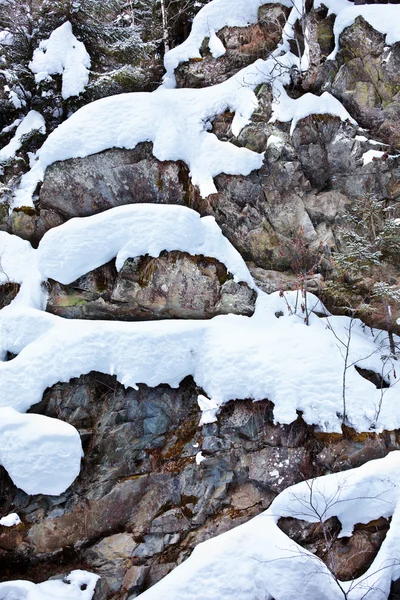 Rocas cubiertas de nieve — Foto de Stock