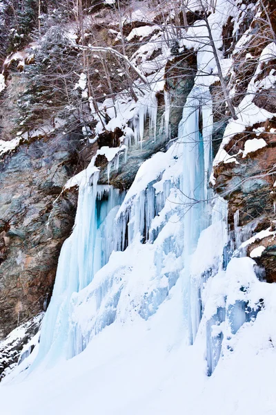 Enorme ijspegels op een berg — Stockfoto