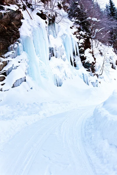 在一座山的巨大冰柱 — 图库照片