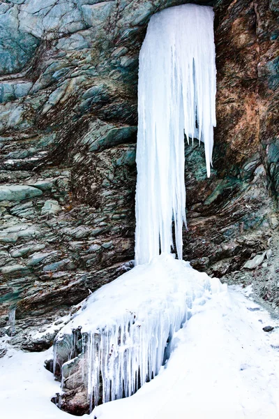 Enormes carámbanos en una montaña — Foto de Stock