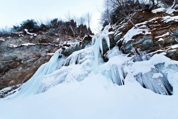 Riesige Eiszapfen auf einem Berg — Stockfoto