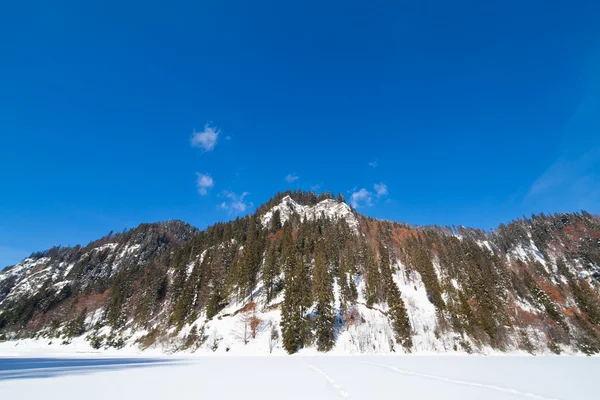 Zugefrorener See und Berge — Stockfoto
