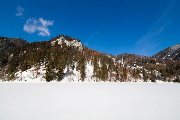 Замерзшее озеро и горы — стоковое фото