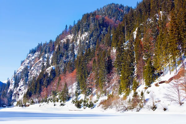 Frozen lake and mountains — Stock Photo, Image