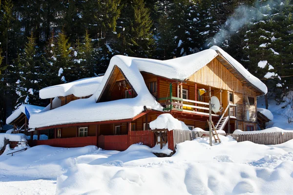 Houten huisje in sneeuw — Stockfoto