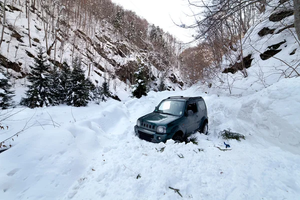 Auto uvízl ve sněhu lavina — Stock fotografie