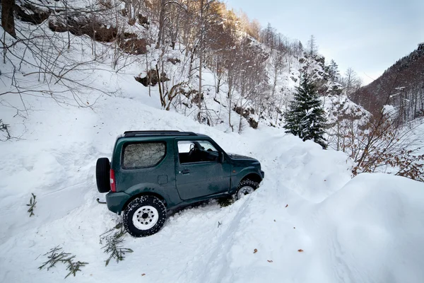 Coche atrapado en una avalancha de nieve — Foto de Stock