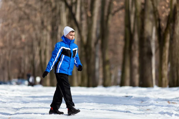 Junge in der Nähe von Wald, an einem Wintertag — Stockfoto