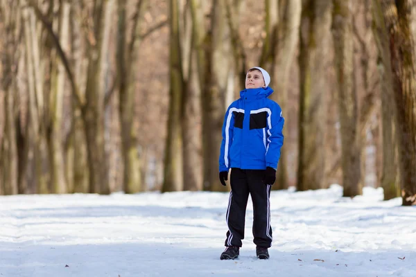 附近林，在一个冬日的男孩 — 图库照片