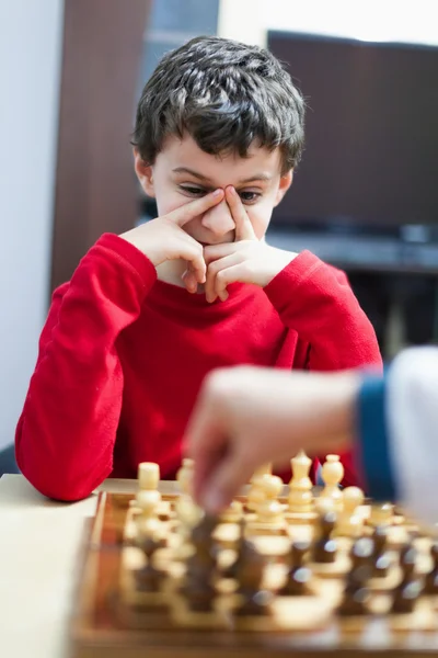 Chłopiec gra w szachy, selektywne focus — Zdjęcie stockowe