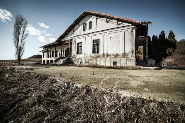 Eli ayağı tutmaz evi