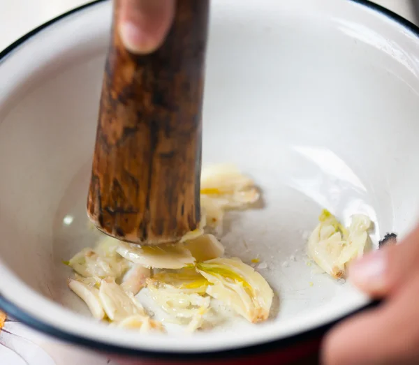 Crushing the garlic — Stock Photo, Image