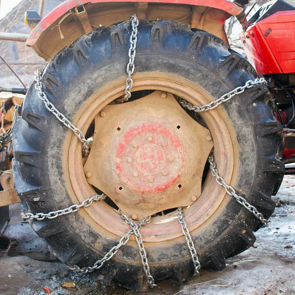 Величезна шина трактора з ланцюгами — стокове фото