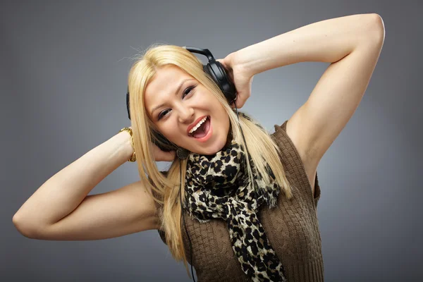 Schöne Blondine mit Kopfhörern — Stockfoto