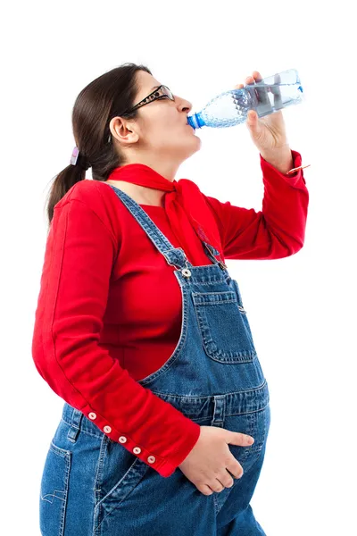 Беременная женщина с бутылкой воды — стоковое фото