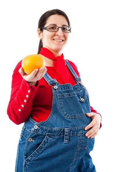 Mujer embarazada con naranja — Foto de Stock