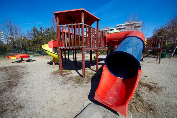 Parque infantil desgastado — Fotografia de Stock